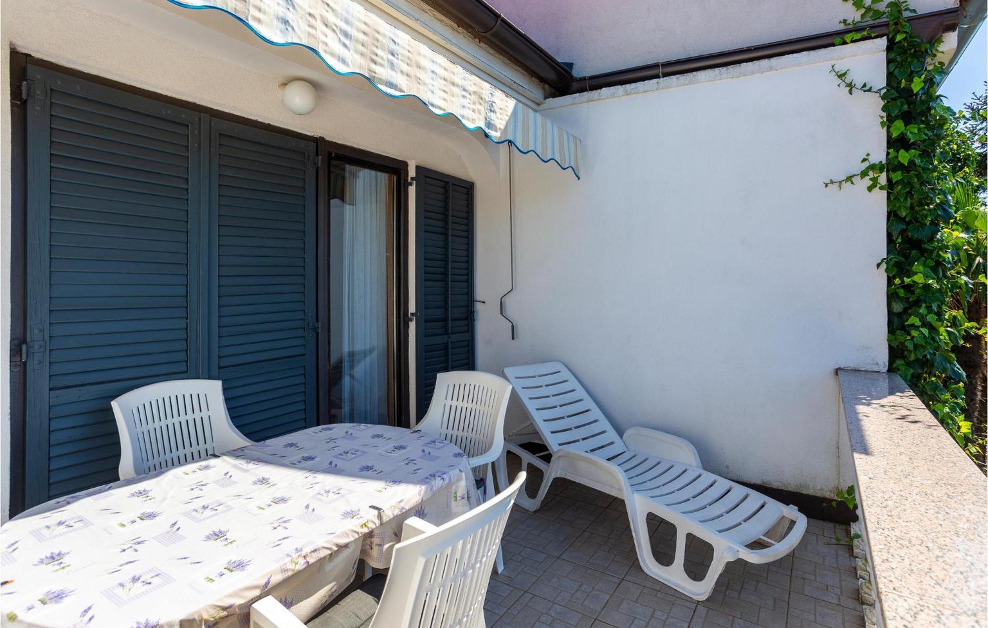 Beautiful Apartment In Malinska With Kitchen Exterior foto