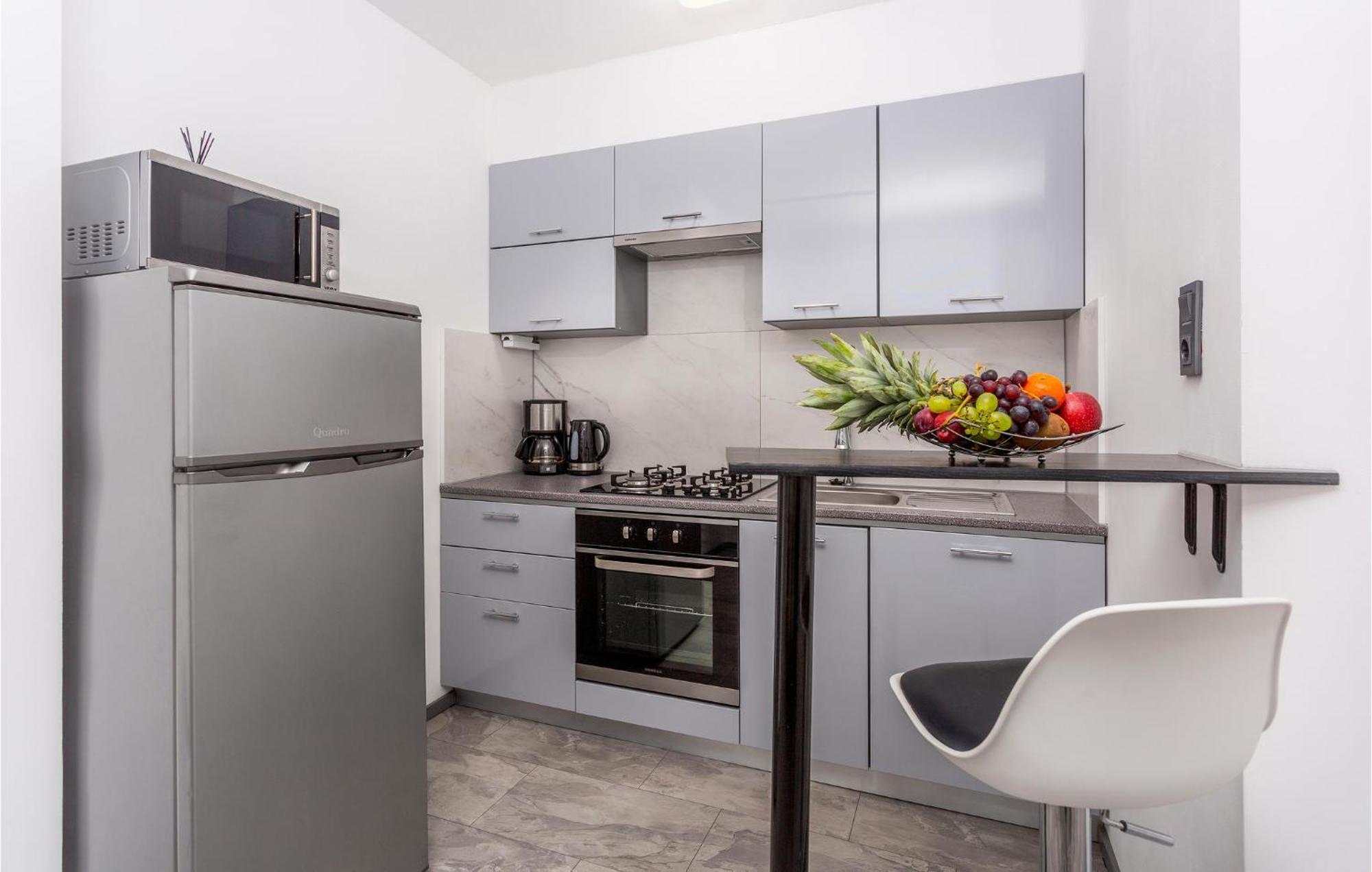 Beautiful Apartment In Malinska With Kitchen Exterior foto