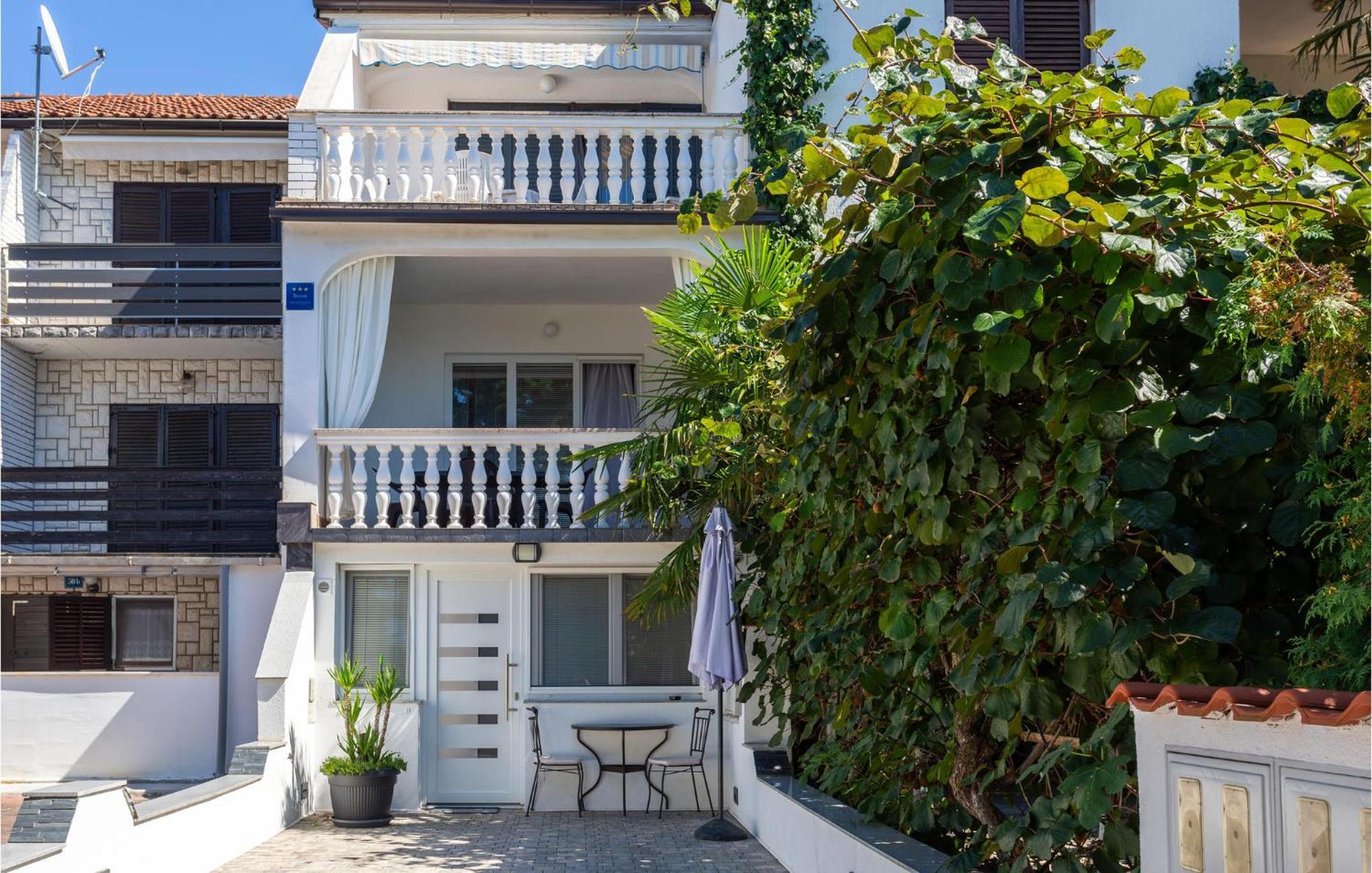 Beautiful Apartment In Malinska With Kitchen Exterior foto